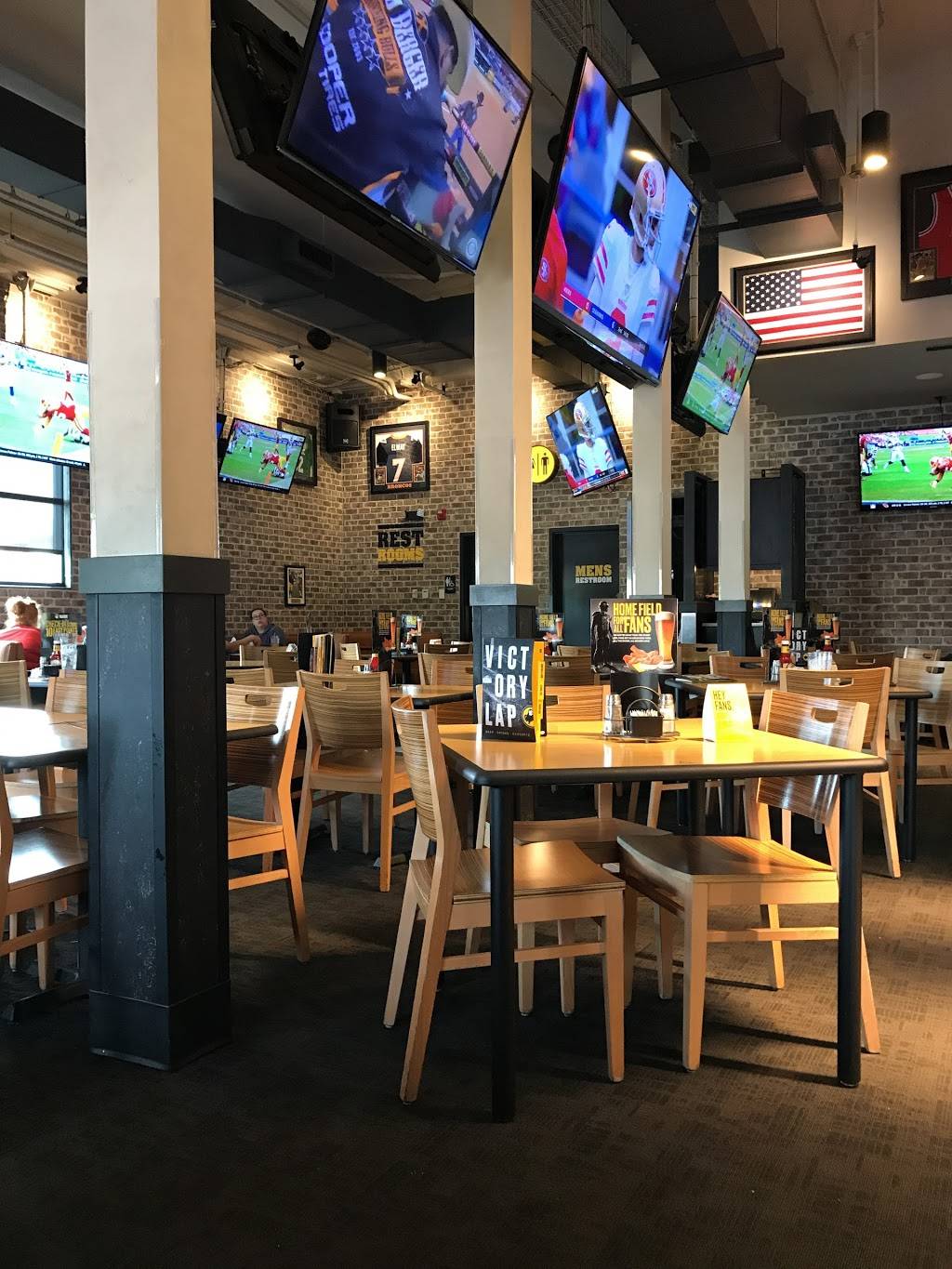 Buffalo Wild Wings | meal takeaway | 2608 2nd Ave, Muscatine, IA 52761, USA | 5632630285 OR +1 563-263-0285