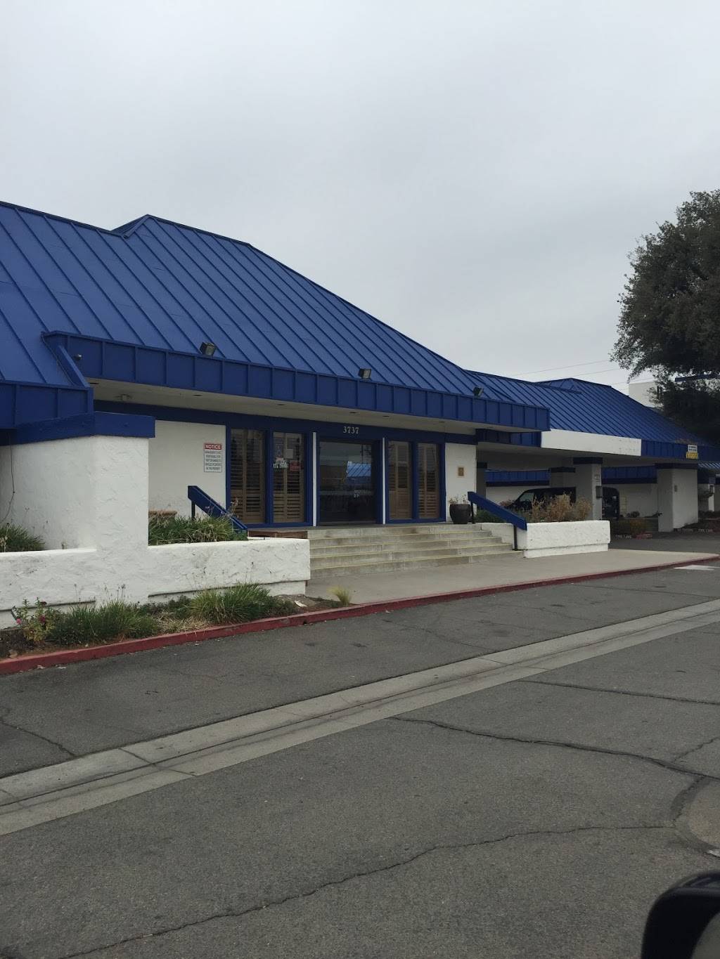 Smugglers Restaurant | night club | 3787 N Blackstone Ave, Fresno, CA 93726, USA | 5599169034 OR +1 559-916-9034