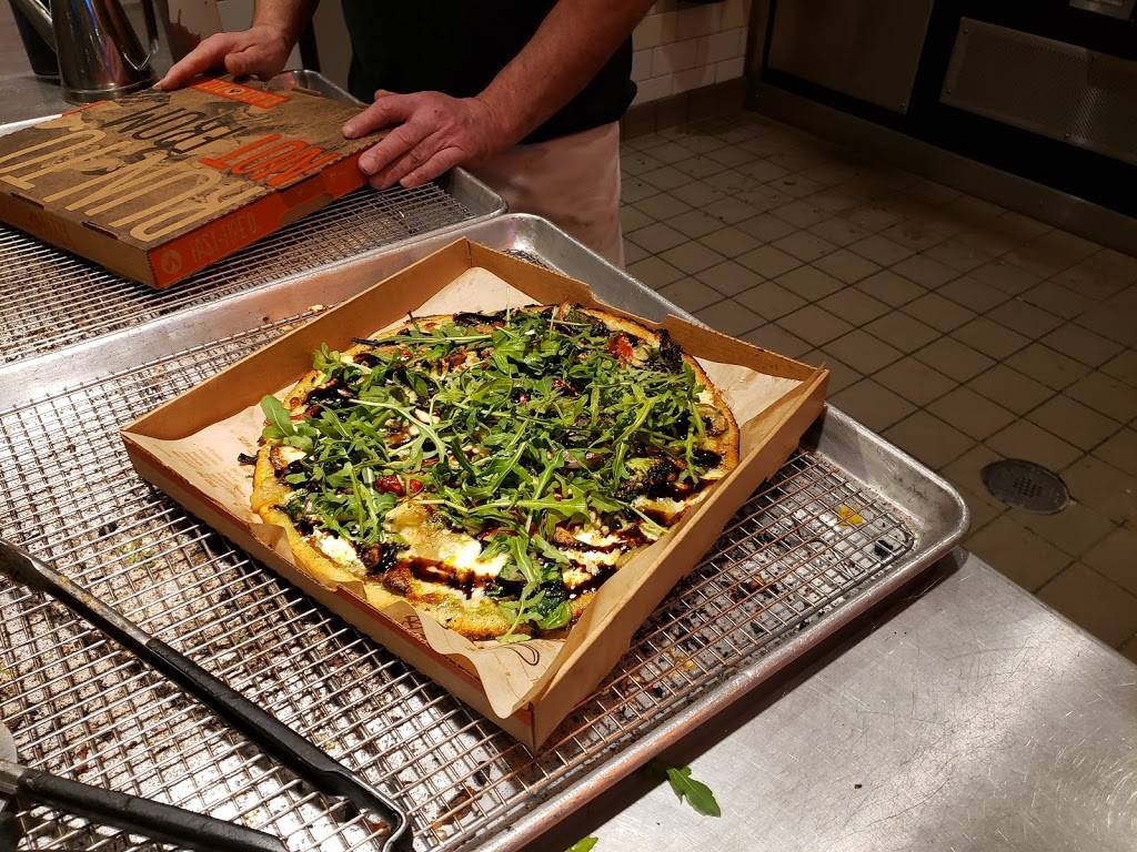 Blaze Pizza | meal takeaway | 600 Central Ave Ste 107, Highland Park, IL 60035, USA | 8472649261 OR +1 847-264-9261