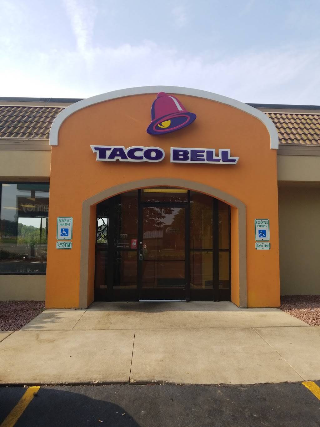 Taco Bell | meal takeaway | 1882 S West Ave, Freeport, IL 61032, USA | 8152328226 OR +1 815-232-8226