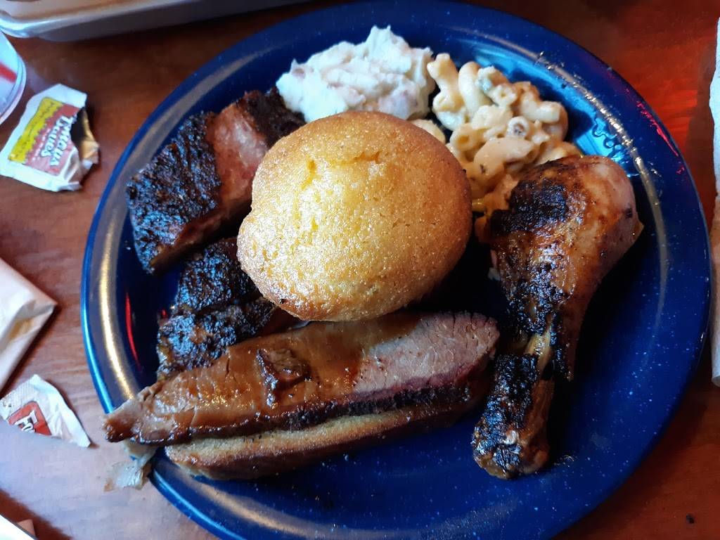 Famous Daves Bar-B-Que | restaurant | 4757 Monroe St, Toledo, OH 43623, USA | 4194757427 OR +1 419-475-7427