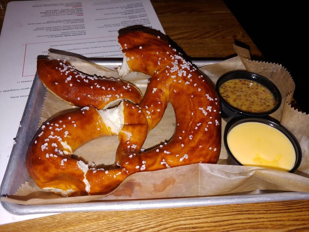 Gaslight Bar & Grille | restaurant | 2450 N Clark St, Chicago, IL 60614, USA | 7739297759 OR +1 773-929-7759