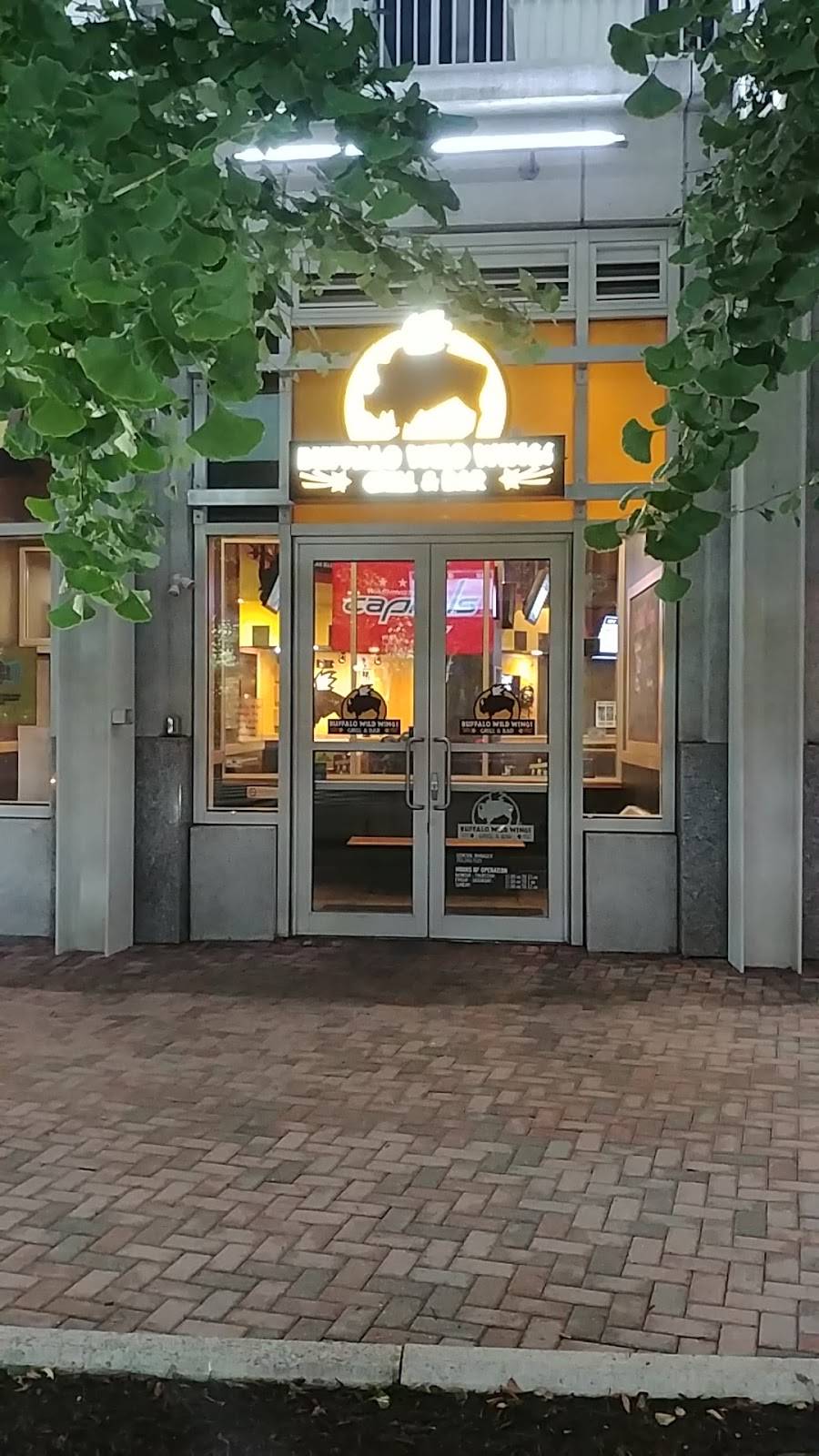 Buffalo Wild Wings | restaurant | 950 N Glebe Rd #130, Arlington, VA 22203, USA | 7032437525 OR +1 703-243-7525