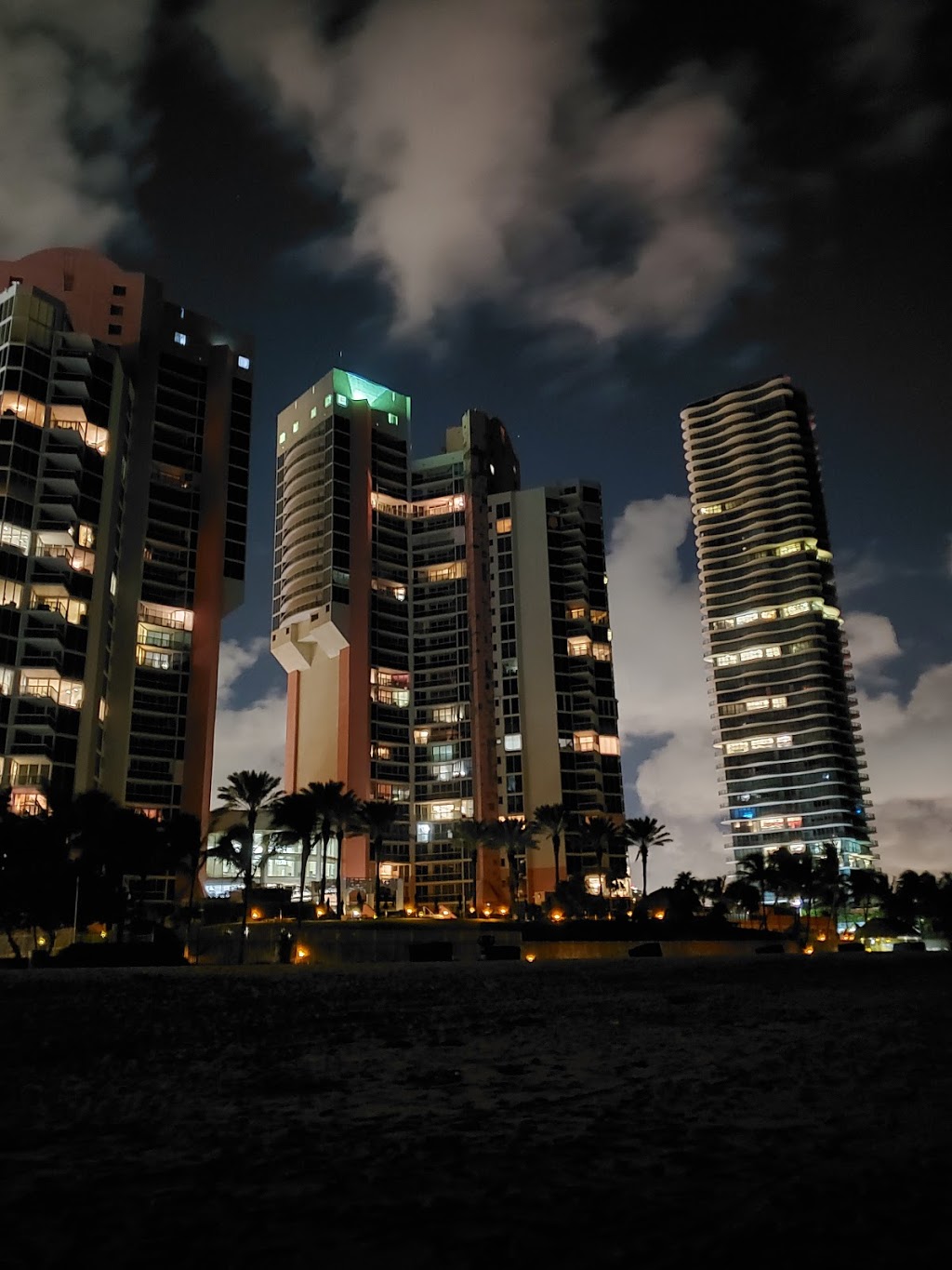 Plunge Bar & Grill | restaurant | 19201 Collins Ave, Sunny Isles Beach, FL 33160, USA | 3059322233 OR +1 305-932-2233