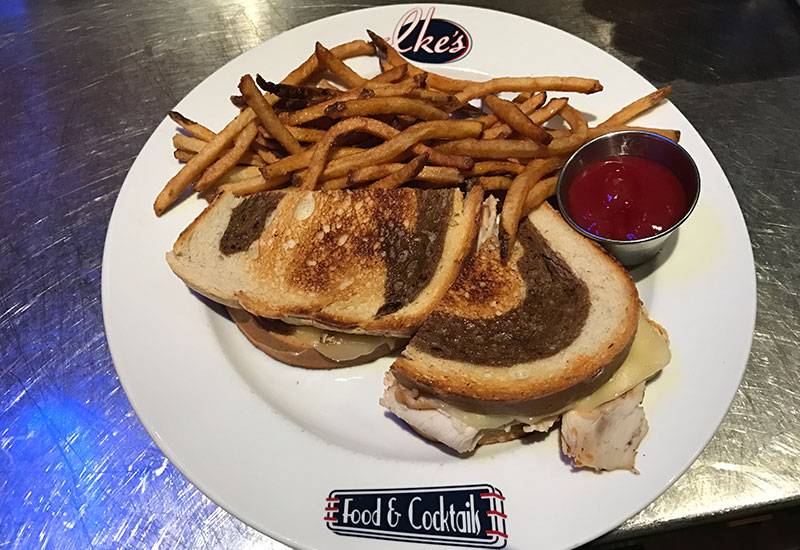 Ikes Minnetonka | restaurant | 17805 MN-7, Minnetonka, MN 55345, USA | 9526817099 OR +1 952-681-7099