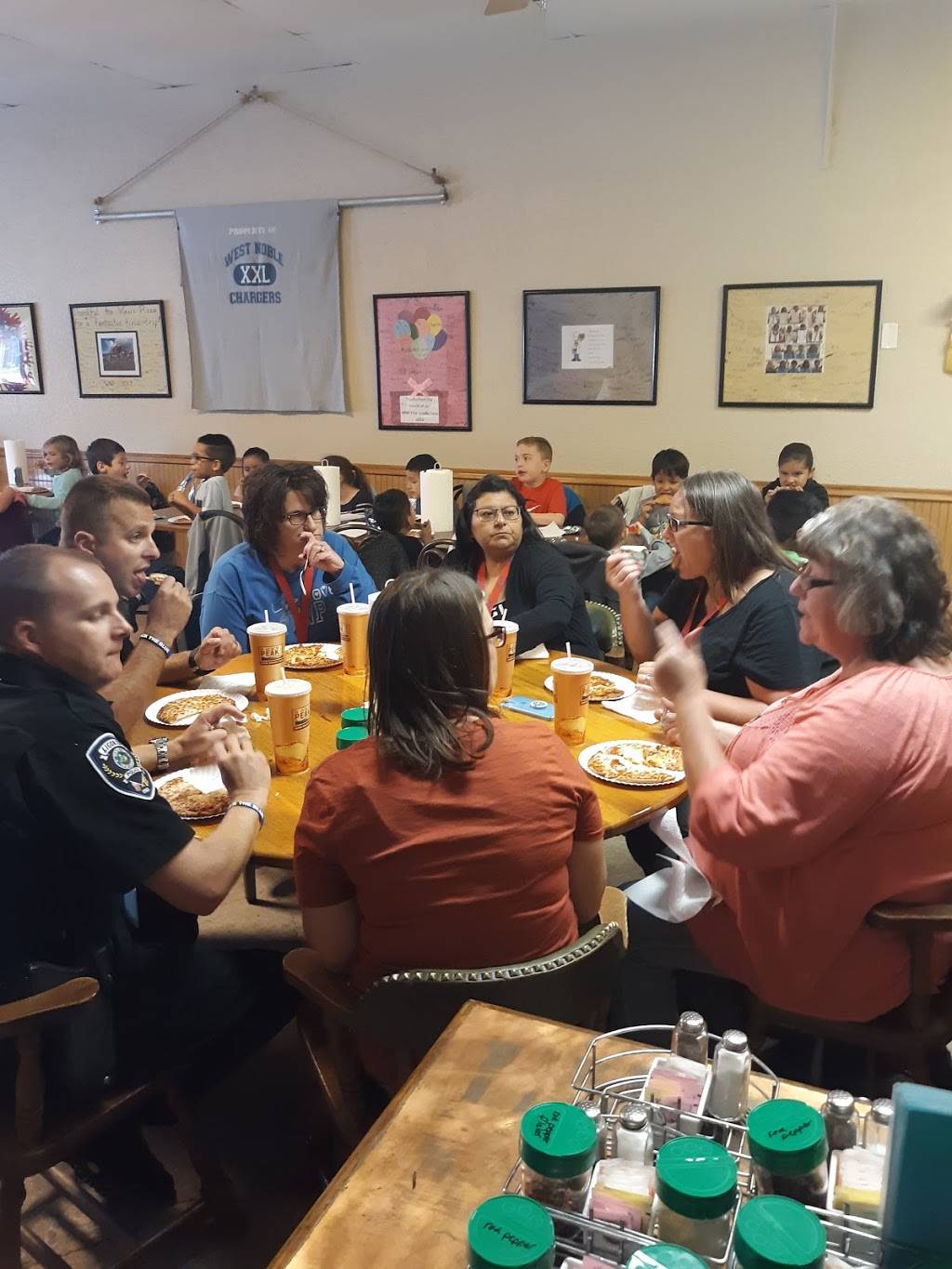 Vinees Pizza | restaurant | 116 N Jefferson St, Cromwell, IN 46732, USA | 2608562301 OR +1 260-856-2301