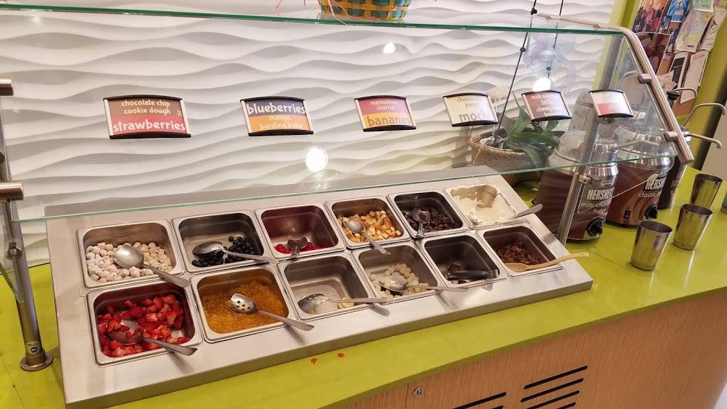 Menchies Frozen Yogurt | bakery | 268 Patriot Pl, Foxborough, MA 02035, USA | 5085438000 OR +1 508-543-8000