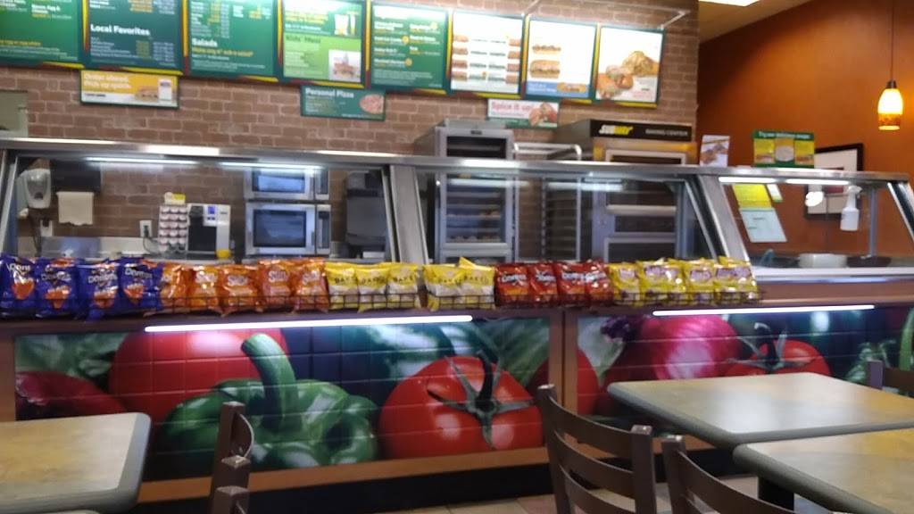 Subway | restaurant | 120 N 4th St, Chillicothe, IL 61523, USA | 3092743010 OR +1 309-274-3010
