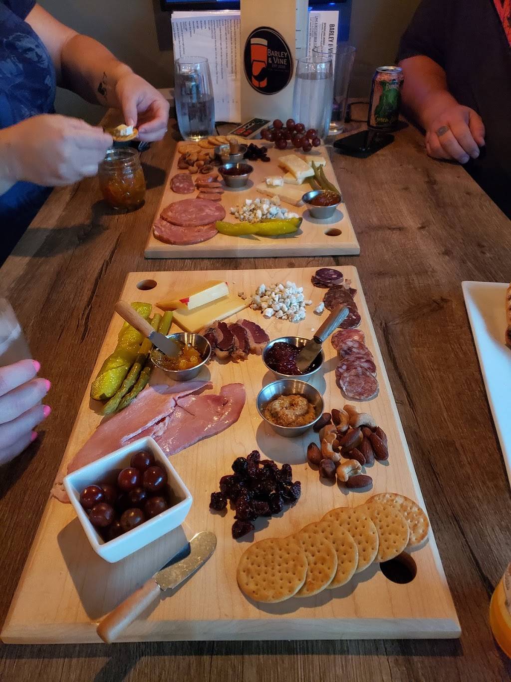 Barley & Vine | restaurant | 1072 Elms Rd, Flint, MI 48532, USA | 8102524986 OR +1 810-252-4986