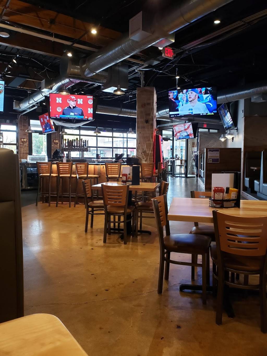 B-52 Burgers and Brew Lakeville | restaurant | 20751 Holyoke Ave, Lakeville, MN 55044, USA | 9522134150 OR +1 952-213-4150