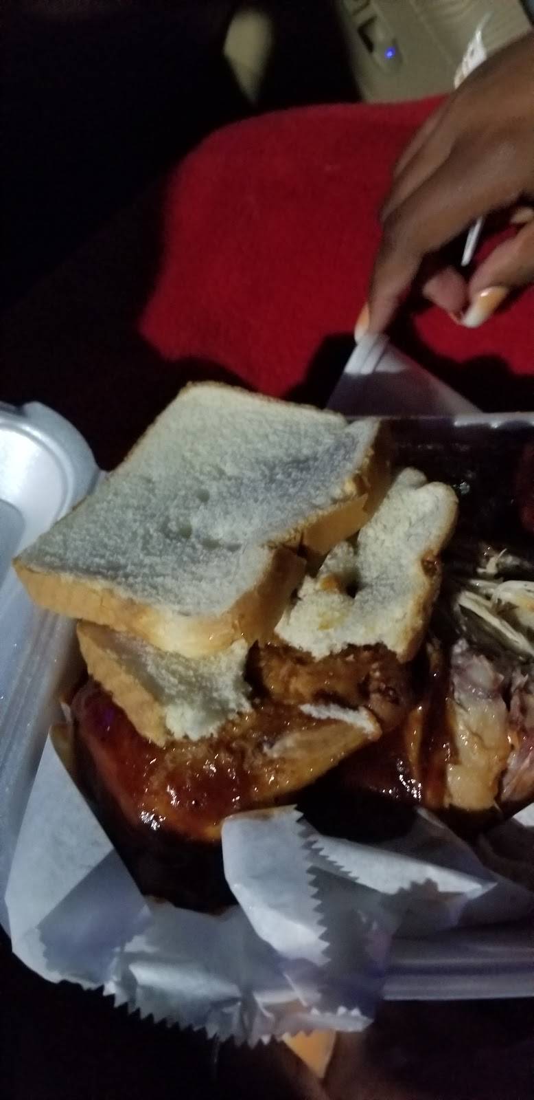 Red Apple BBQ & Lounge | restaurant | 2112 St Clair Ave, East St Louis, IL 62203, USA | 6188572203 OR +1 618-857-2203