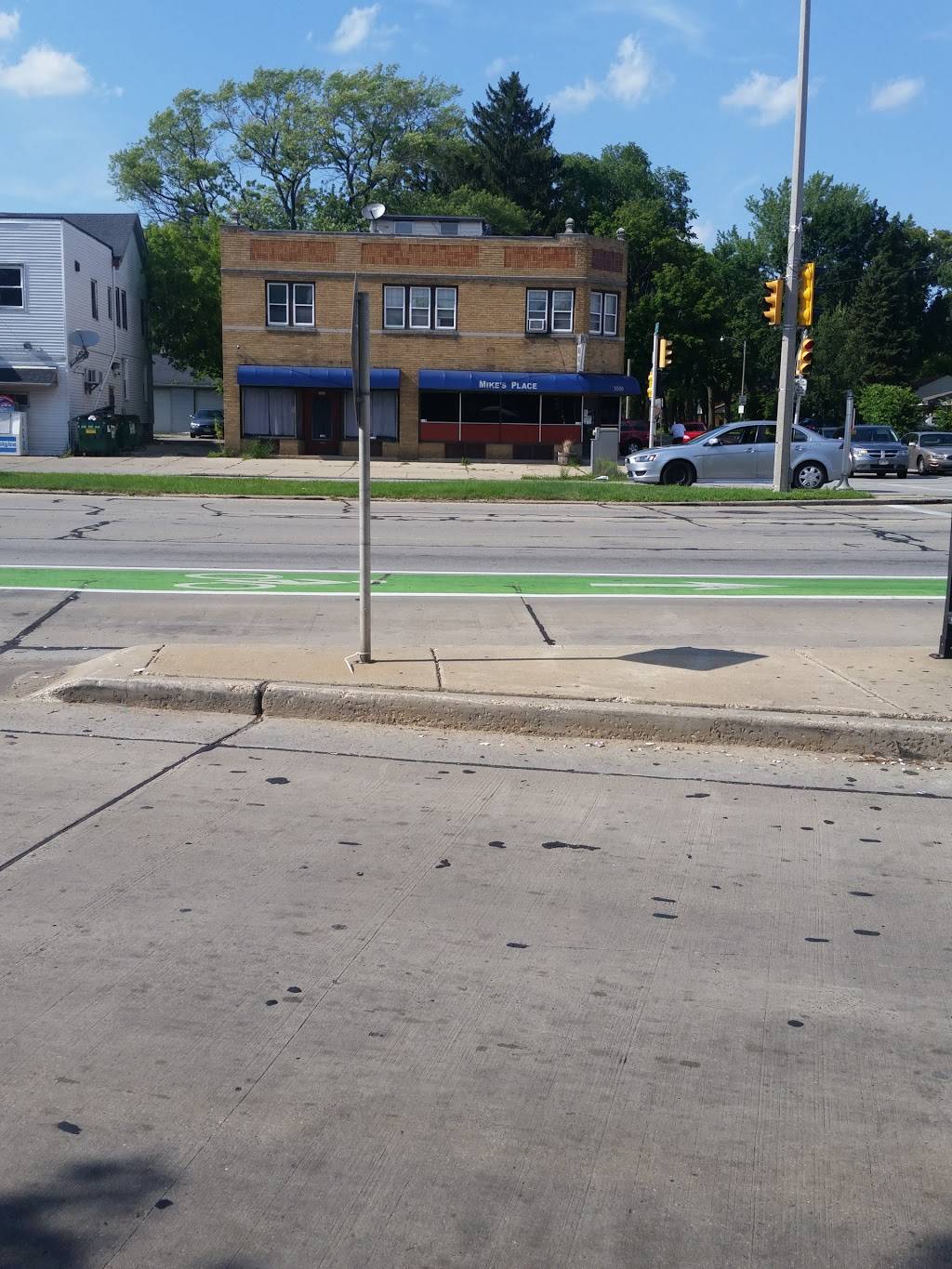 Mikes Place | restaurant | 3500 W Silver Spring Dr, Milwaukee, WI 53225, USA | 4143939300 OR +1 414-393-9300