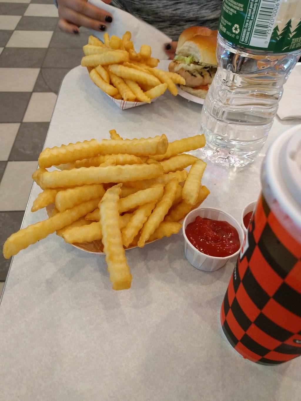 Tom Wahls Canandaigua | restaurant | 2510 Rochester Rd, Canandaigua, NY 14424, USA | 5853939170 OR +1 585-393-9170