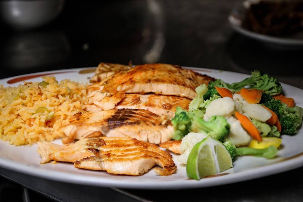 Tolucas Restaurant | restaurant | 1419 Washington St, Waukegan, IL 60085, USA | 8472495183 OR +1 847-249-5183