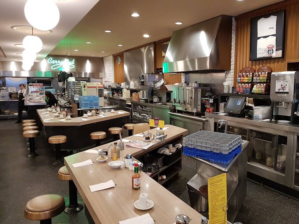 Lou Mitchells | restaurant | 565 W Jackson Blvd, Chicago, IL 60661, USA | 3129393111 OR +1 312-939-3111