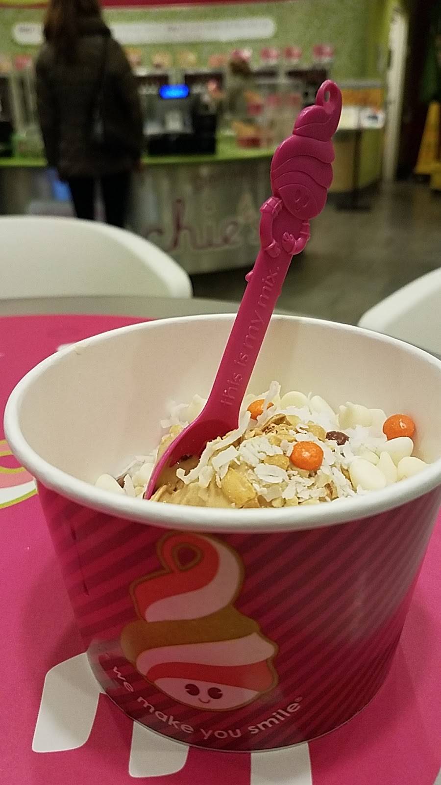 Menchies Frozen Yogurt | bakery | 732 Montana Ave, Santa Monica, CA 90403, USA | 3103934242 OR +1 310-393-4242