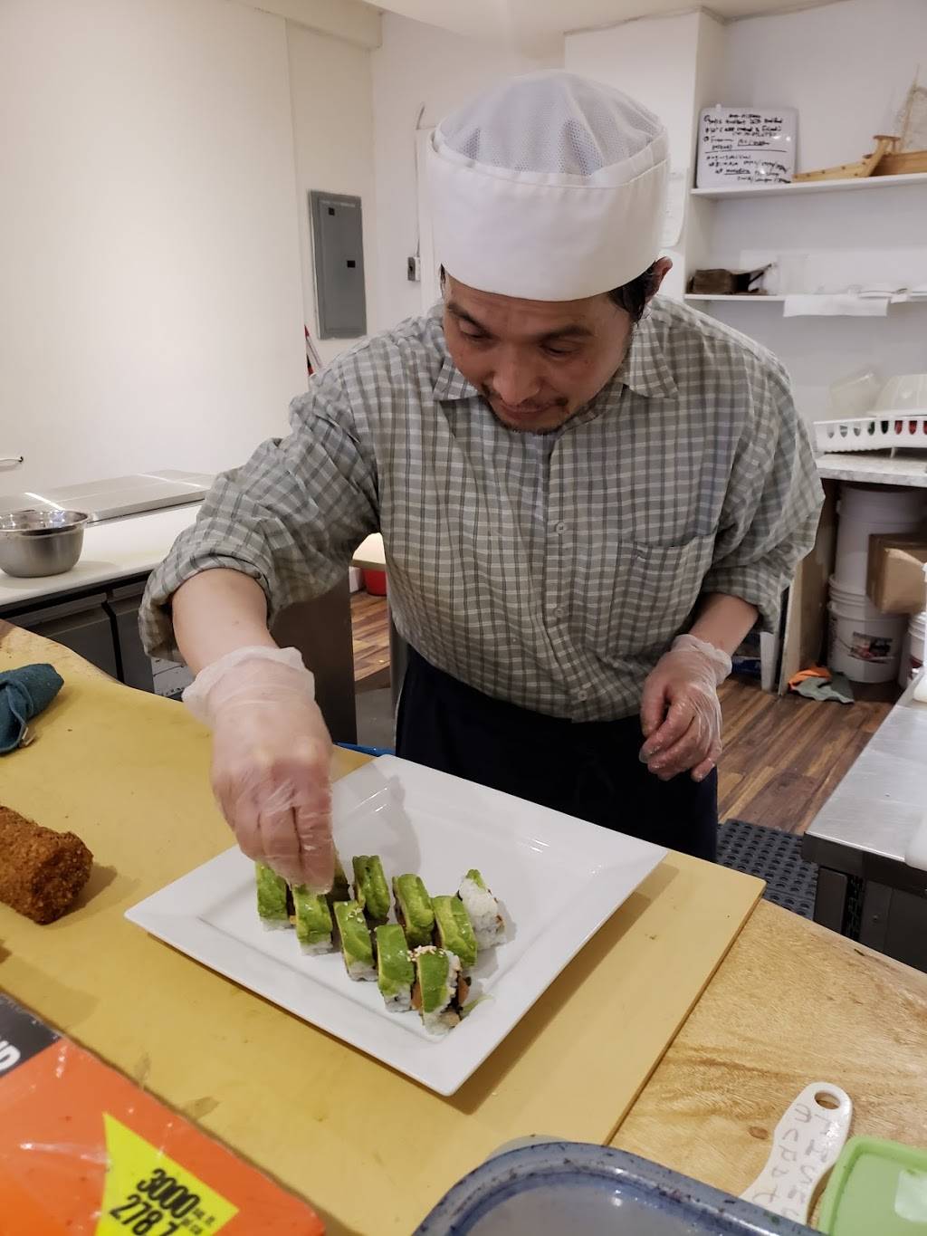 Chanoch Sushi | restaurant | 6947 Av Wilderton, Montréal, QC H3S 2M4, Canada | 5146163879 OR +1 514-616-3879