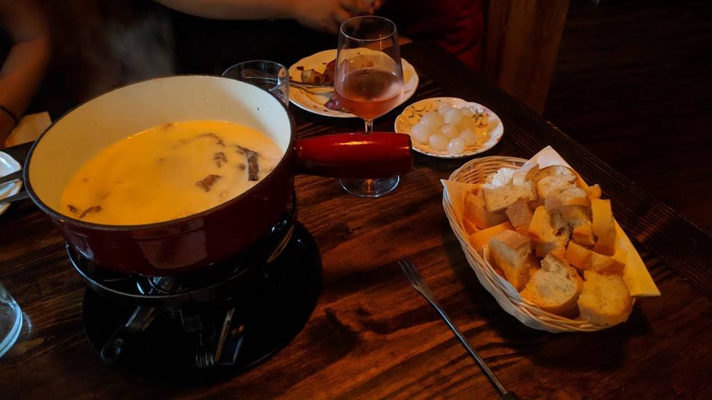 Au Chalet | restaurant | 24 Whitney Ave, New Haven, CT 06510, USA | 4754417998 OR +1 475-441-7998