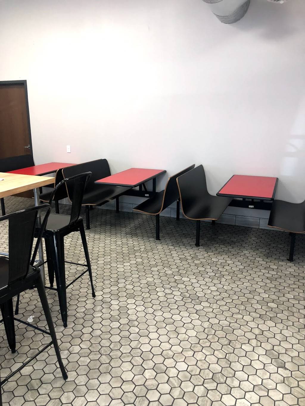 4 Queens Dairy Cream | restaurant | 109 1st St SW, Waverly, IA 50677, USA | 3195592476 OR +1 319-559-2476