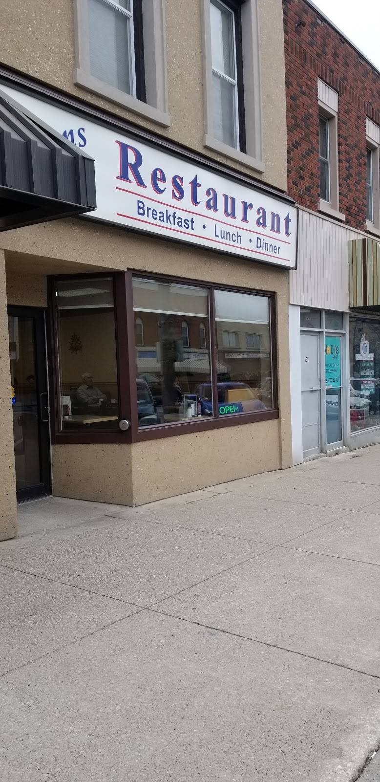 Queens Café Restaurant | restaurant | 149 Broadway, Tillsonburg, ON N4G 3P7, Canada | 5196880191 OR +1 519-688-0191