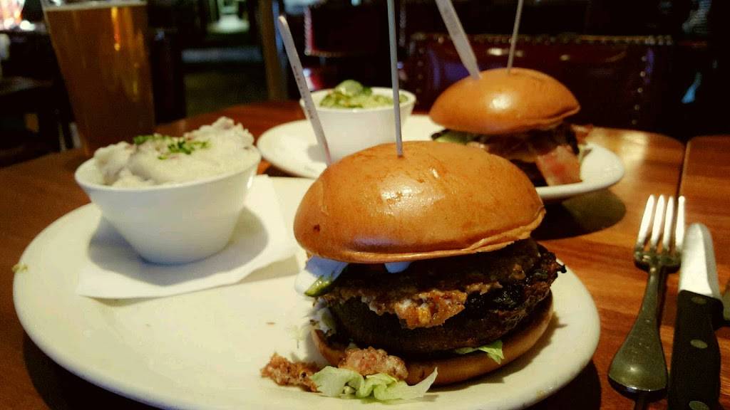 Lazy Dog Restaurant & Bar | restaurant | 24201 Valencia Blvd, Santa Clarita, CA 91355, USA | 6612539996 OR +1 661-253-9996