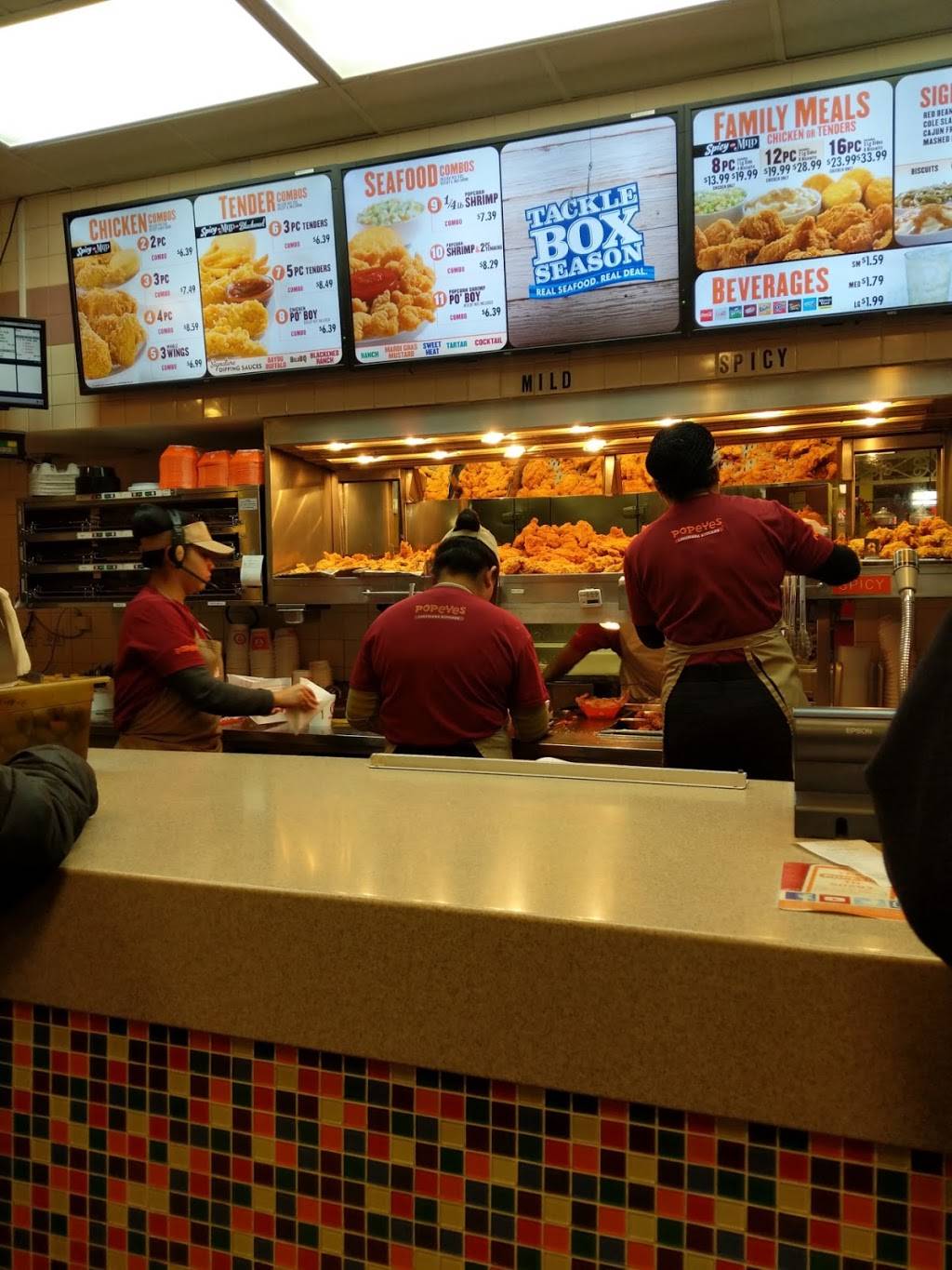 Popeyes Louisiana Kitchen | restaurant | 2800 W Diversey Ave, Chicago, IL 60647, USA | 7737726768 OR +1 773-772-6768