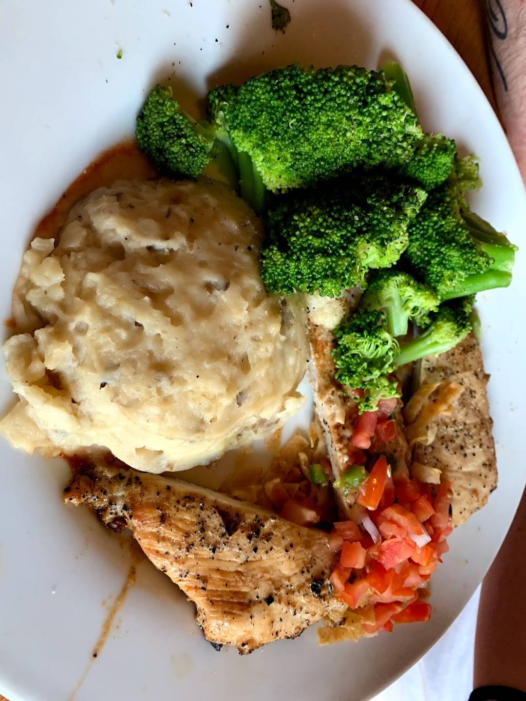 Chilis Grill & Bar | restaurant | 2200 Emporium Dr, Jackson, TN 38305, USA | 7316604440 OR +1 731-660-4440