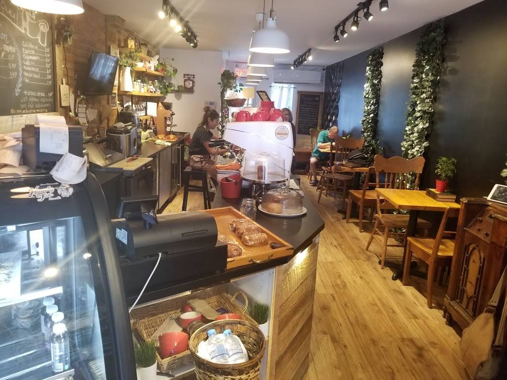 Restaurant Casa Vinho | restaurant | 3750 Rue Masson, Montréal, QC H1X 1S6, Canada | 5147218885 OR +1 514-721-8885