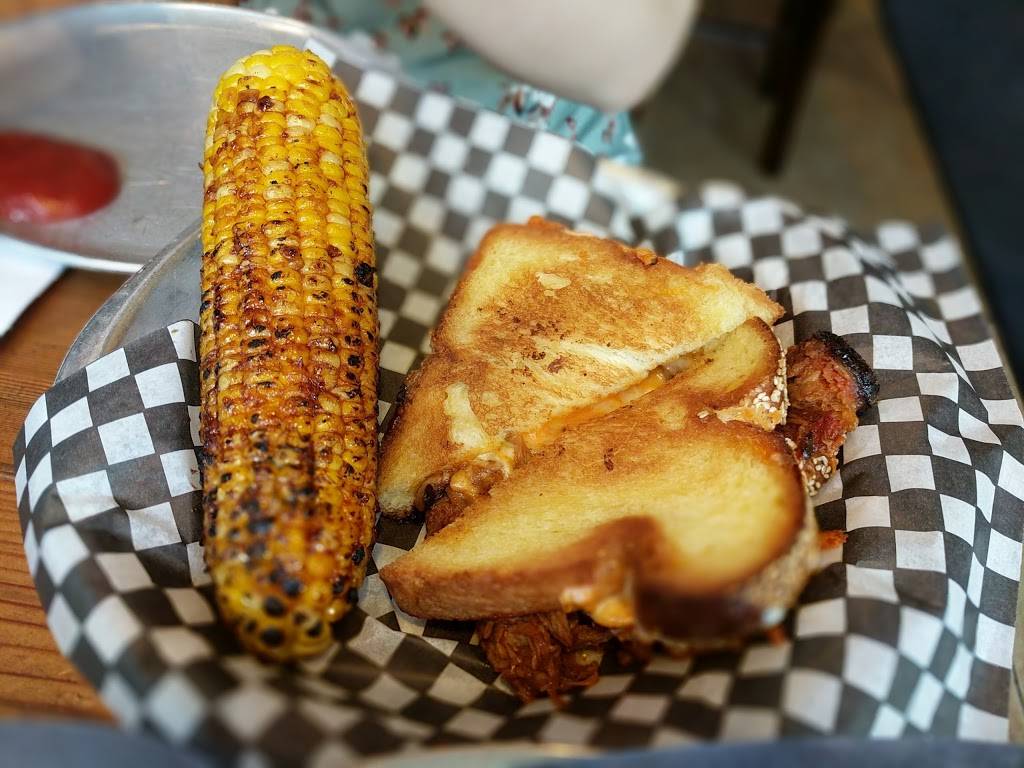 Hogtown Smoke | restaurant | 1959 Queen St E, Toronto, ON M4L 1H7, Canada | 4166919009 OR +1 416-691-9009