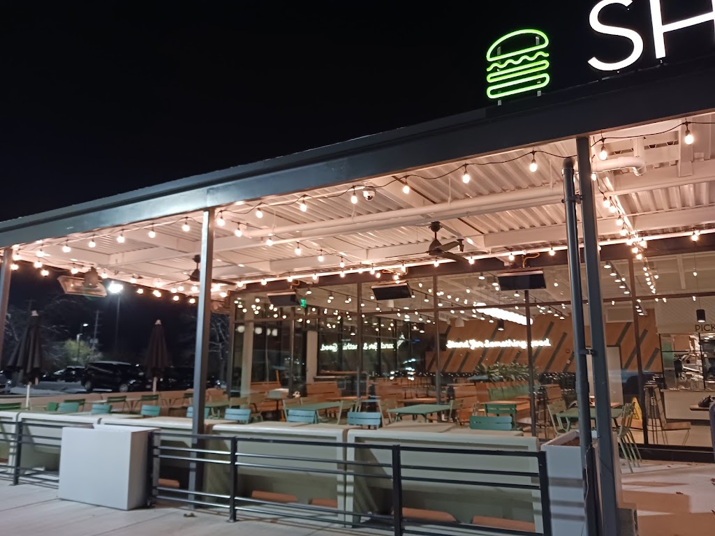 Shake Shack Brookfield | restaurant | 585 N Barker Rd, Brookfield, WI 53005, USA | 2626483675 OR +1 262-648-3675