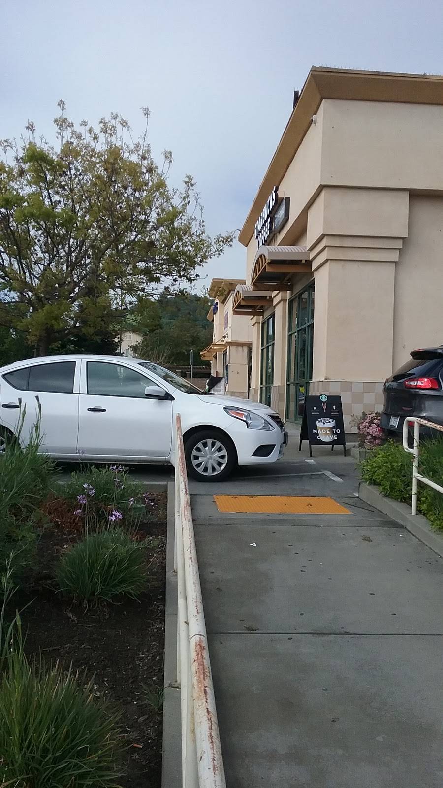 Starbucks | cafe | 970 Alamo Dr, Vacaville, CA 95687, USA | 7074558557 OR +1 707-455-8557