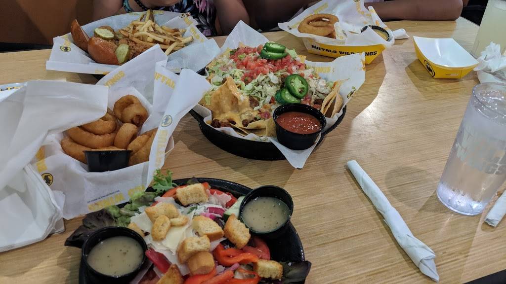 Buffalo Wild Wings | restaurant | 127 E Palm Ave, Burbank, CA 91502, USA | 8185242373 OR +1 818-524-2373
