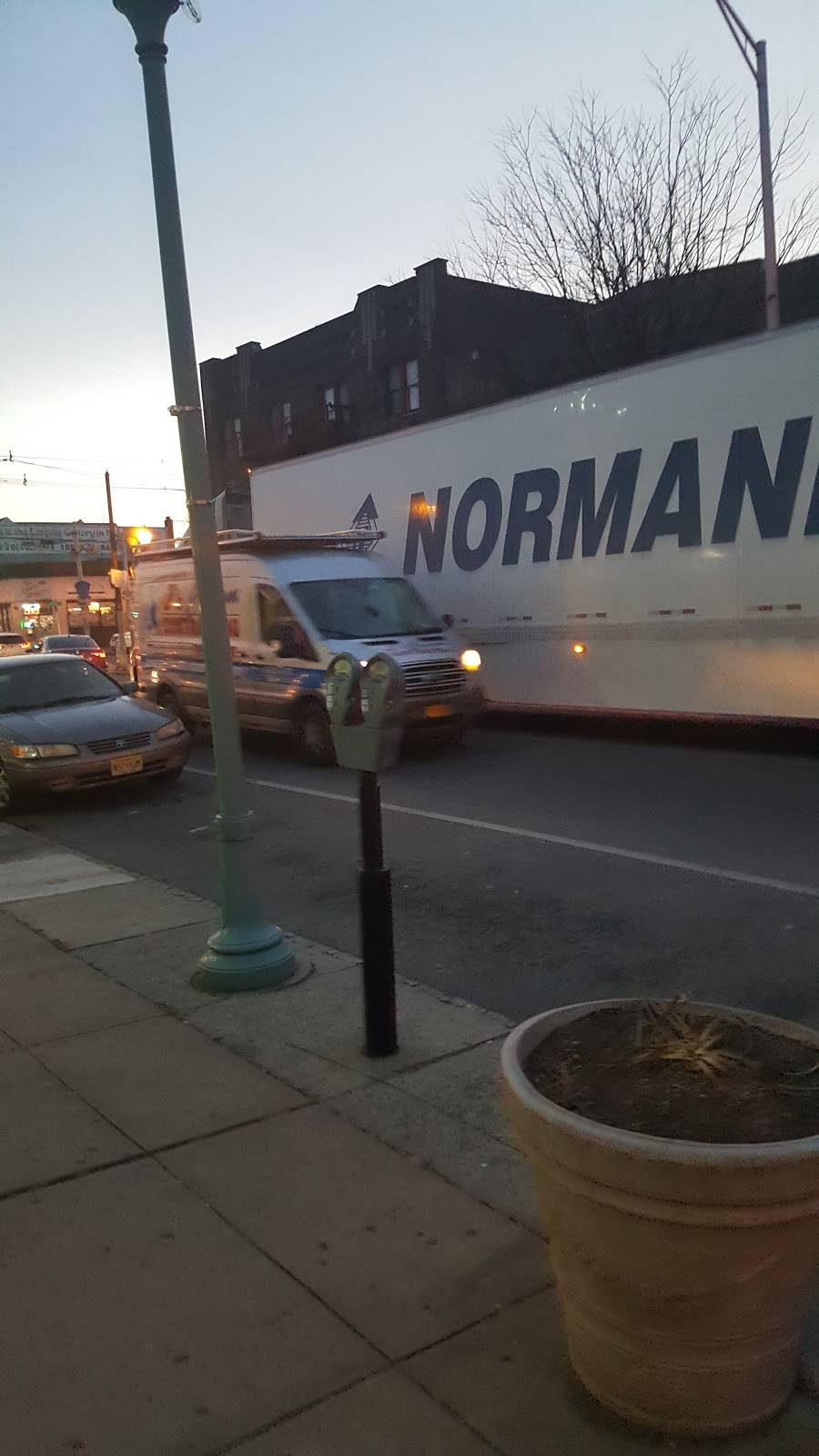 Lamplight Inn | restaurant | 169 Elmora Ave, Elizabeth, NJ 07202, USA | 9083525124 OR +1 908-352-5124