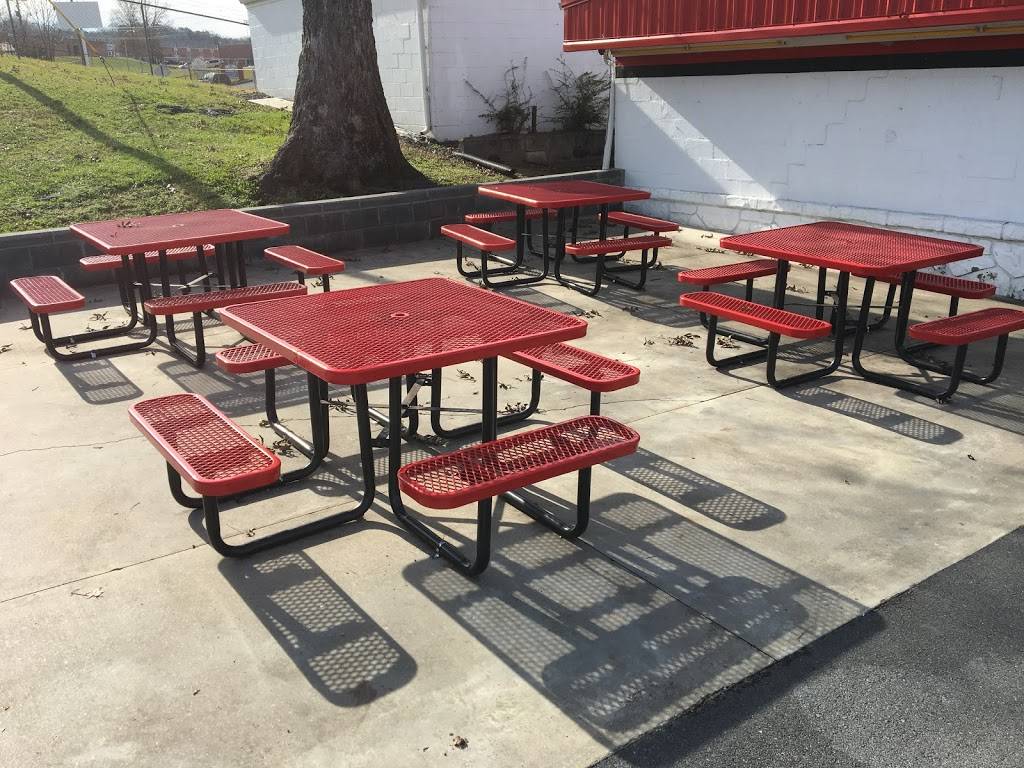 Debbies Drive Inn | restaurant | 157 W Broadway St, Newport, TN 37821, USA | 4236139399 OR +1 423-613-9399