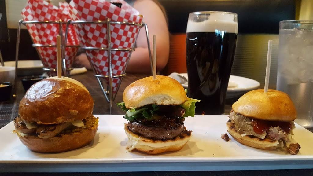 Heroes Pub & Grub | restaurant | 5940 W Union Hills Dr, Glendale, AZ 85308, USA | 6025883000 OR +1 602-588-3000