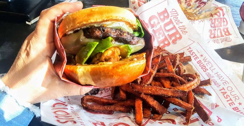 Red Robin Gourmet Burgers and Brews | restaurant | 8245 Laguna Blvd, Elk Grove, CA 95624, USA | 9166830370 OR +1 916-683-0370