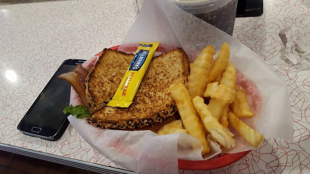 2Toots Train Whistle Grill | restaurant | 450 N Main St, Glen Ellyn, IL 60137, USA | 6308584300 OR +1 630-858-4300