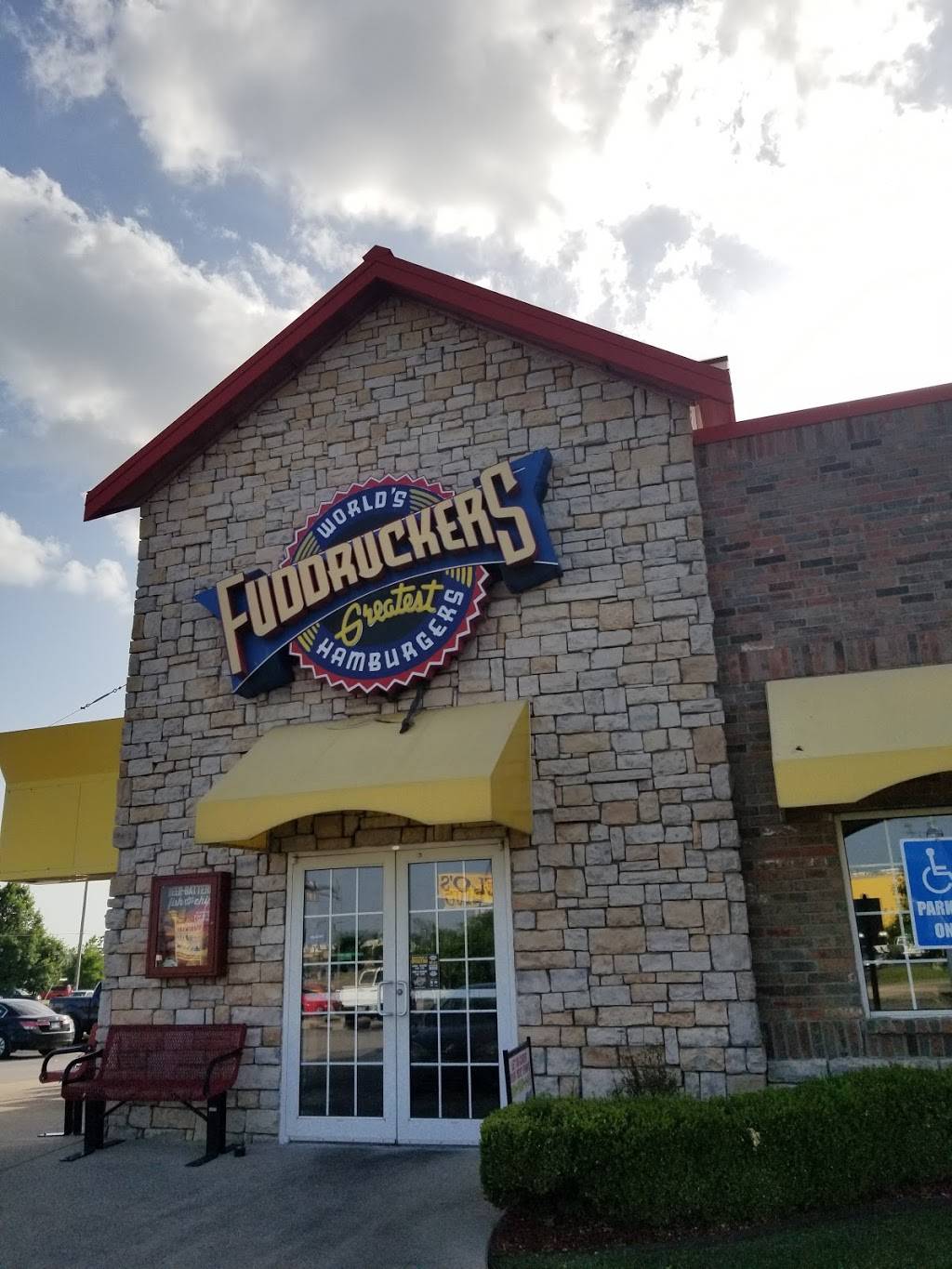 Fuddruckers | restaurant | 10825 E 71st St, Tulsa, OK 74133, USA | 9182943833 OR +1 918-294-3833