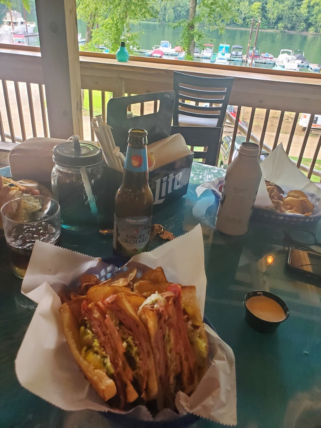 Rosies Anchor Bar & Grille | restaurant | 108 Marina St, New Eagle, PA 15067, USA | 7243103111 OR +1 724-310-3111