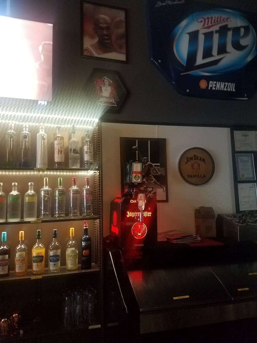 Champs Bar & Grill | restaurant | 611 Monroe Ave, Charleston, IL 61920, USA | 2175084022 OR +1 217-508-4022