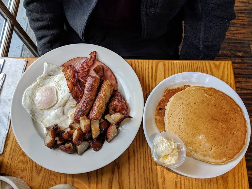 The New Moon | restaurant | 17 Pepperell Square, Saco, ME 04072, USA | 2072822241 OR +1 207-282-2241