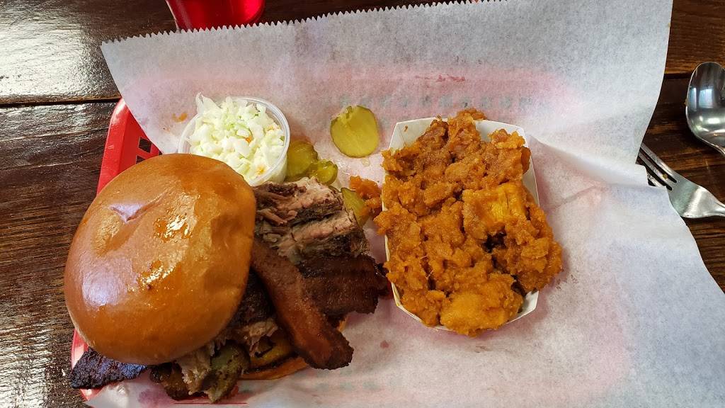 Bluegrass BBQ | restaurant | 609 Snidow St, Pembroke, VA 24136, USA | 5406262271 OR +1 540-626-2271