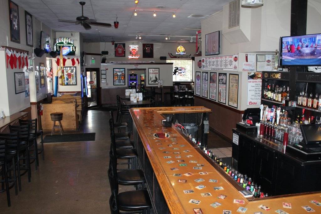 Offsides Sports Bar & Grill | night club | 680 S Eastwood Dr, Woodstock, IL 60098, USA | 8153348700 OR +1 815-334-8700