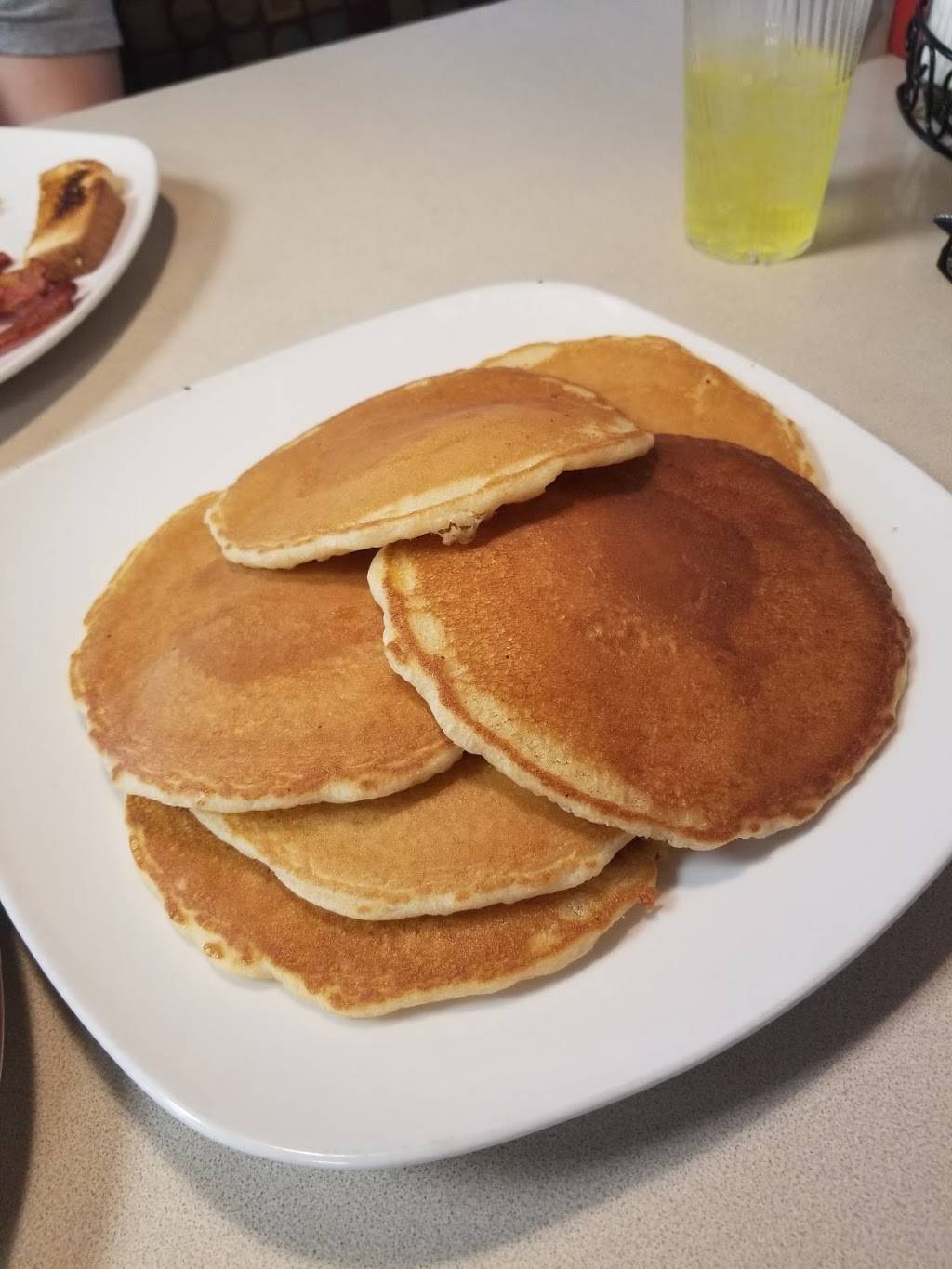 Pelican Cafe | restaurant | 2825 Gratiot Blvd, Marysville, MI 48040, USA | 8103646383 OR +1 810-364-6383