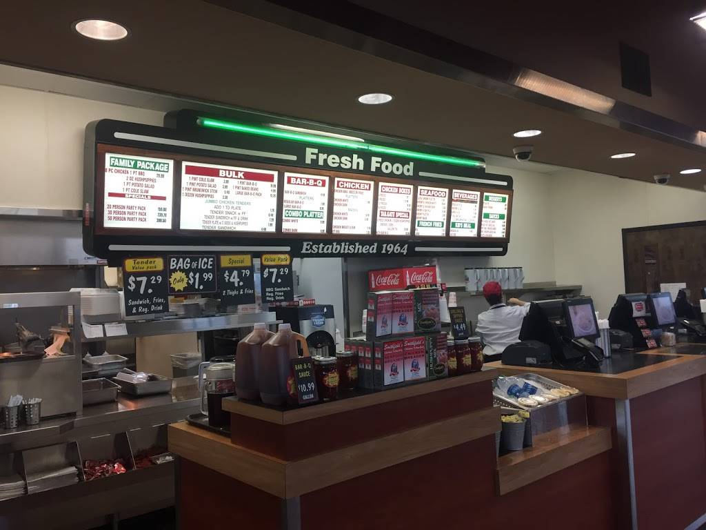 Smithfields Chicken N Bar-B-Q | restaurant | 2020 Olde Regent Way, Leland, NC 28451, USA | 9103716900 OR +1 910-371-6900