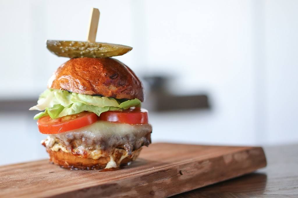 Michael & Marions | restaurant | 89 Bayfield St, Barrie, ON L4M 3A7, Canada | 7057211188 OR +1 705-721-1188