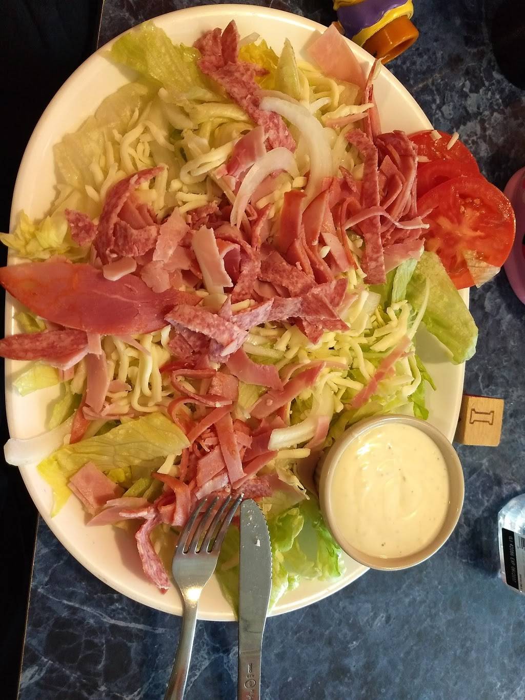 Vinces New York Pizza | restaurant | 17520 Virginia Ave, Hagerstown, MD 21740, USA | 3015824400 OR +1 301-582-4400