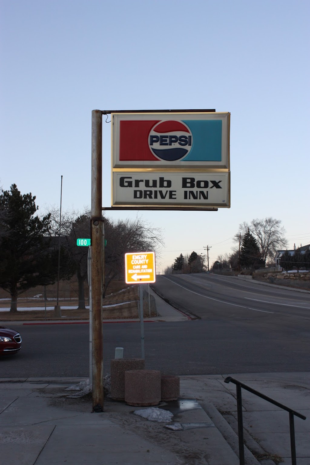 Grub Box Drive Inn | restaurant | 95 N State St, Ferron, UT 84523, USA | 4353842623 OR +1 435-384-2623