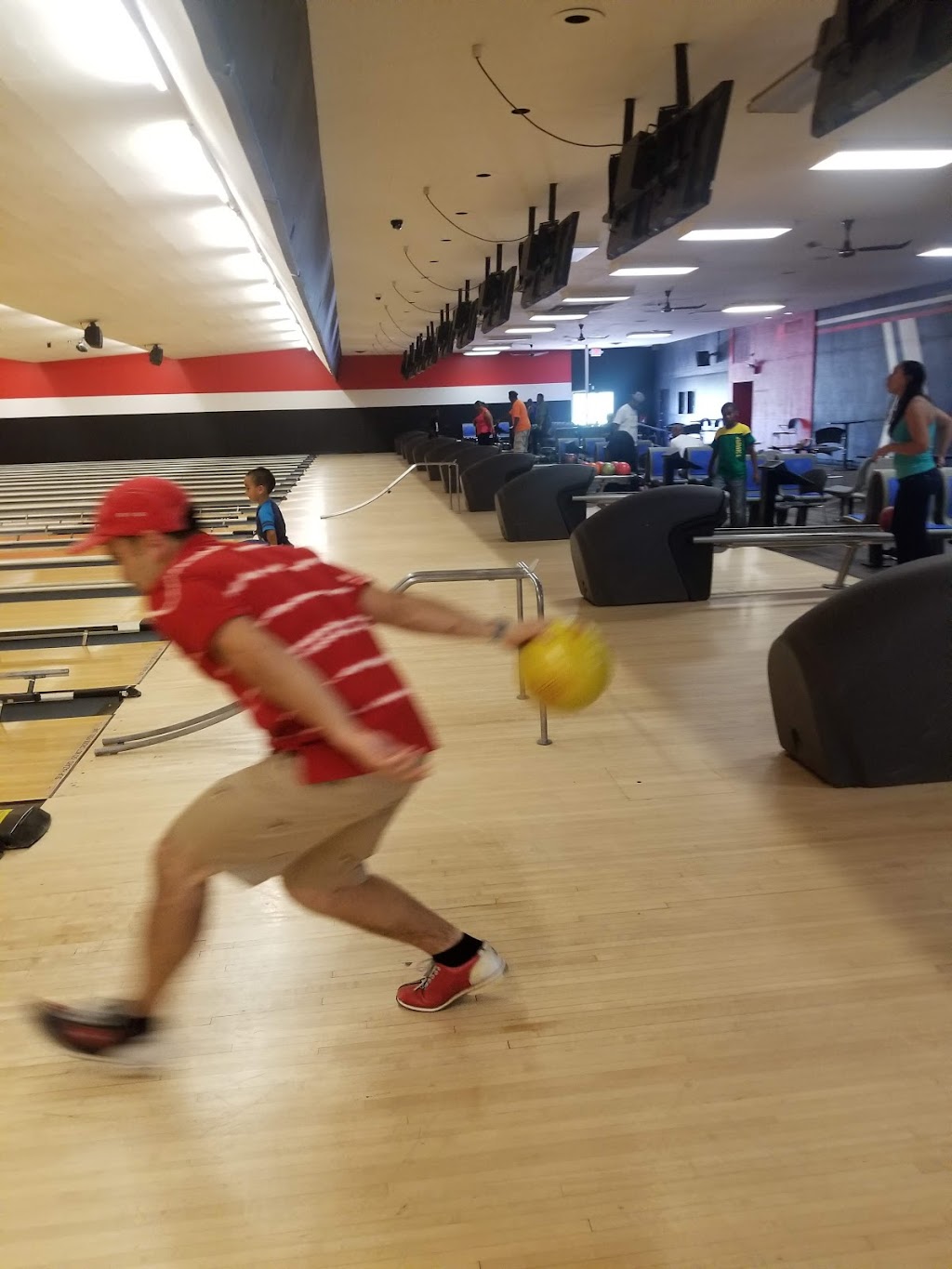 AMF Capital Plaza Lanes | restaurant | 4601 Cooper Ln, Hyattsville, MD 20784, USA | 3017726565 OR +1 301-772-6565