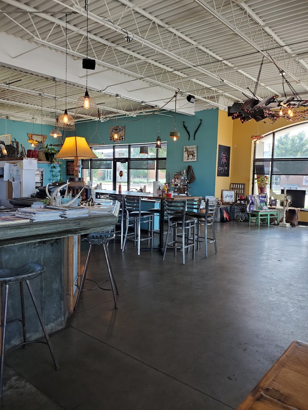 Crazy Mule Food & Brew | restaurant | 106 Kansas Ave, Greensburg, KS 67054, USA | 6207239025 OR +1 620-723-9025